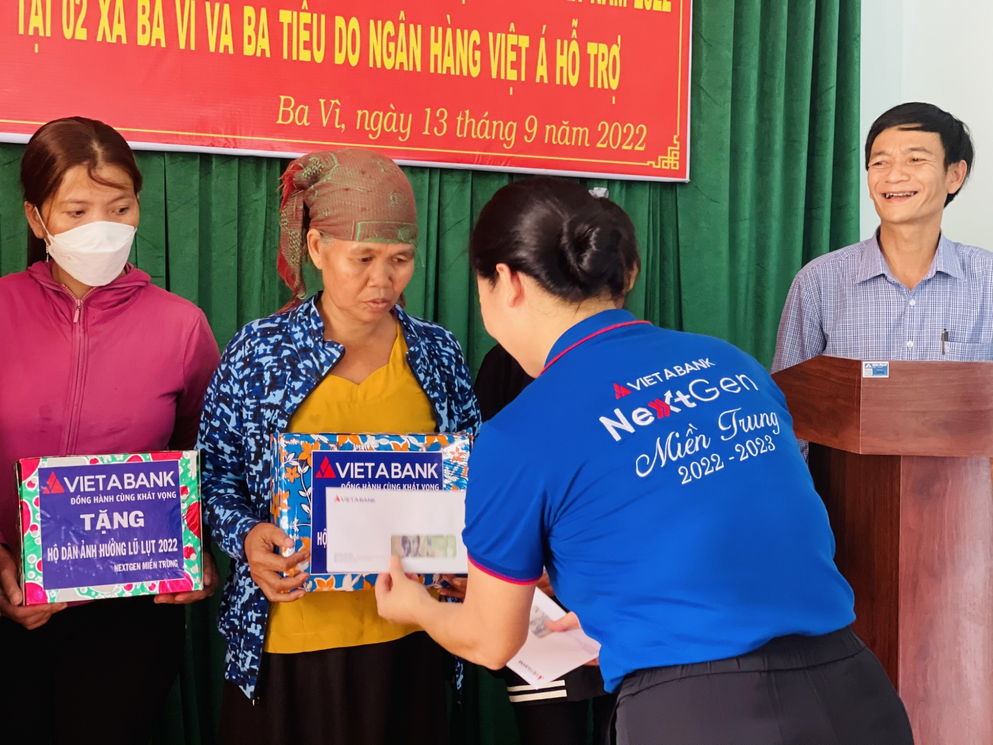 VIETABANK QUẢNG NGÃI TẶNG QUÀ CÁC HỘ NGHÈO BỊ ẢNH HƯỞNG LŨ LỤT TẠI HUYỆN BA TƠ